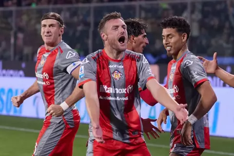 فاردي يكتب التاريخ.. أول إنجليزي يتوج بجائزة أفضل لاعب في الدوري الإيطالي